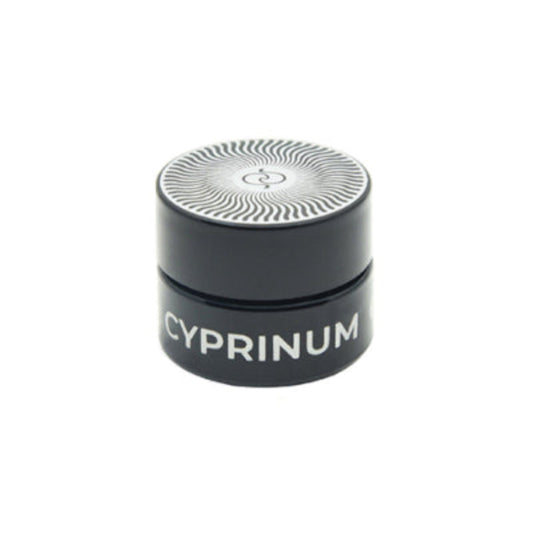 Cyprinum yra laikui nepavaldus aromatas, tinkantis tiek vyrams, tiek moterims. 100% natūralūs, botaninės parfumerijos kvepalai. Pagal senovinę formulę atkurti Unda Prisca parfumerės, kvapų tyrinėtojos ir menininkės Laimės Kiškūnės.