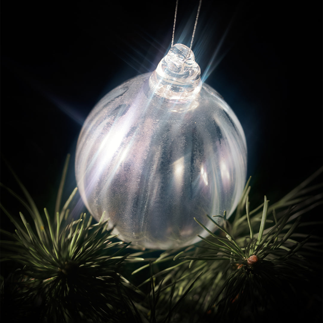 Rankų darbo kalėdiniai stiklo žaislai pagaminti naudojant tradicinius stiklo pūtimo būdus. Unikalius kalėdinius papuošalus gamina stiklo menininkė Algė Julija.