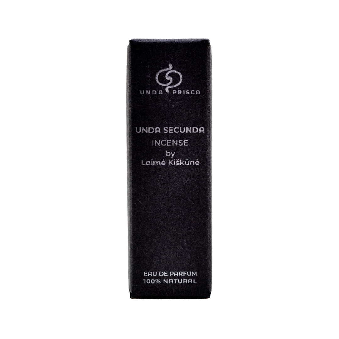 Šis kvapas - tai tarsi trisluoksnis smilkalas. 100% natūralūs, nišinės botaninės parfumerijos kvepalai, sukurti Unda Prisca parfumerės, kvapų tyrinėtojos ir menininkės Laimės Kiškūnės.
