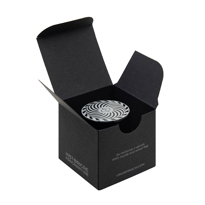 Subtilus prieskoniškas gėliškumas. 100% natūralūs, botaninės parfumerijos kvepalai. Pagal senovinę formulę atkurti Unda Prisca parfumerės, kvapų tyrinėtojos ir menininkės Laimės Kiškūnės.