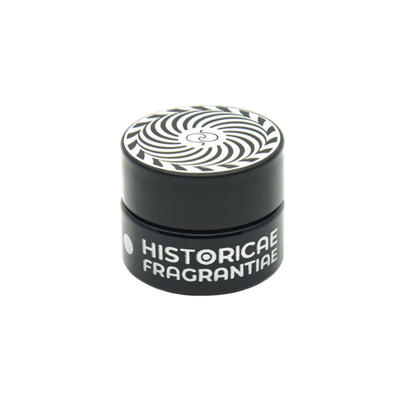 Subtilus prieskoniškas gėliškumas. 100% natūralūs, botaninės parfumerijos kvepalai. Pagal senovinę formulę atkurti Unda Prisca parfumerės, kvapų tyrinėtojos ir menininkės Laimės Kiškūnės.