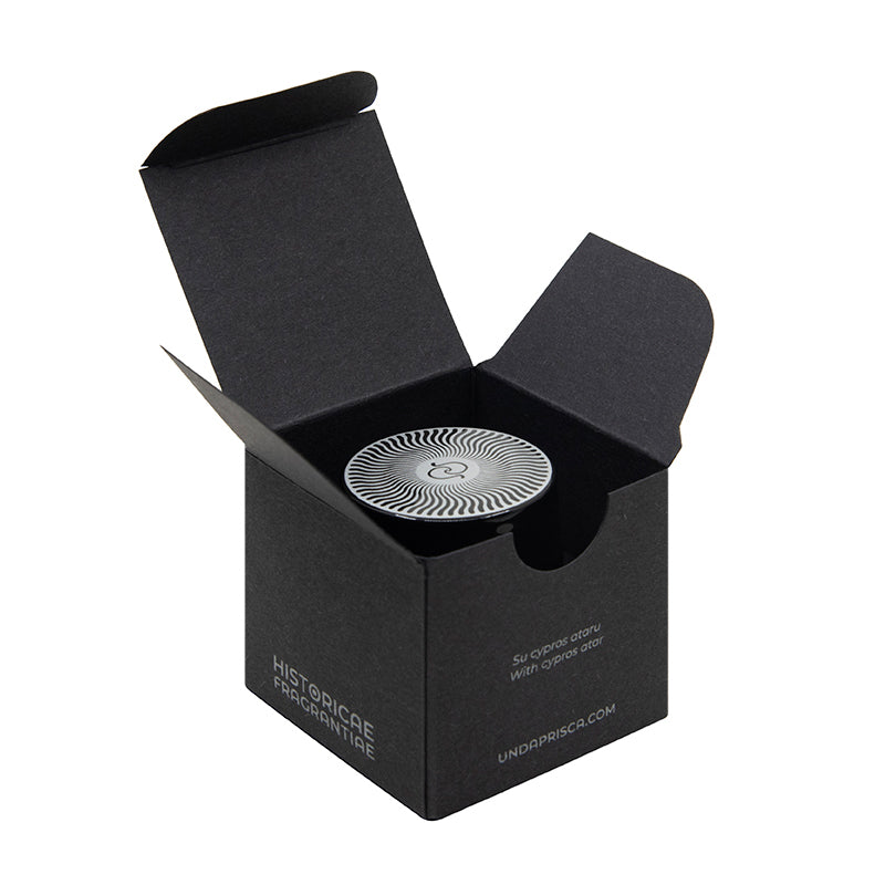 Cyprinum yra laikui nepavaldus aromatas, tinkantis tiek vyrams, tiek moterims. 100% natūralūs, botaninės parfumerijos kvepalai. Pagal senovinę formulę atkurti Unda Prisca parfumerės, kvapų tyrinėtojos ir menininkės Laimės Kiškūnės.