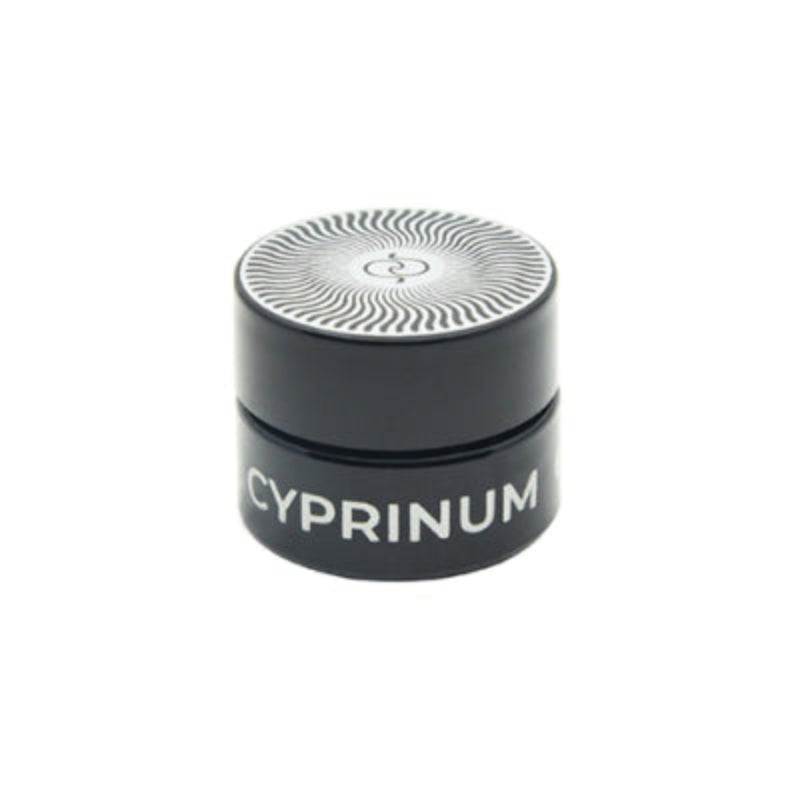 Cyprinum yra laikui nepavaldus aromatas, tinkantis tiek vyrams, tiek moterims. 100% natūralūs, botaninės parfumerijos kvepalai. Pagal senovinę formulę atkurti Unda Prisca parfumerės, kvapų tyrinėtojos ir menininkės Laimės Kiškūnės.