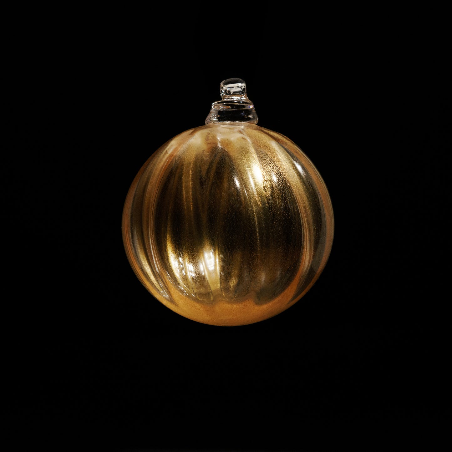 Rankų darbo kalėdiniai stiklo žaislai pagaminti naudojant tradicinius stiklo pūtimo būdus. Unikalius kalėdinius papuošalus gamina stiklo menininkė Algė Julija.