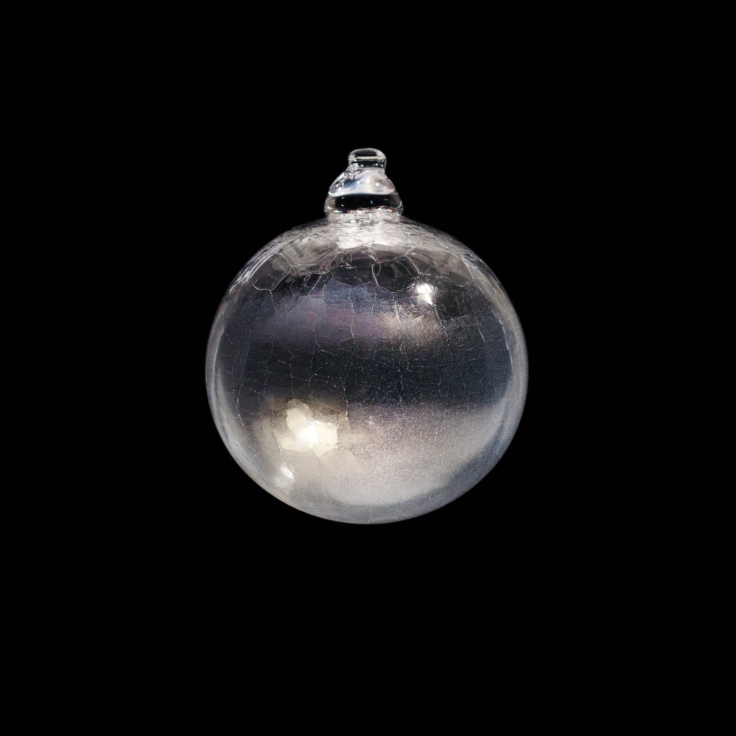 Šie rankų darbo kalėdiniai stiklo žaislai pagaminti naudojant tradicinius stiklo pūtimo būdus. Unikalius kalėdinius papuošalus gamina stiklo menininkė Algė Julija.