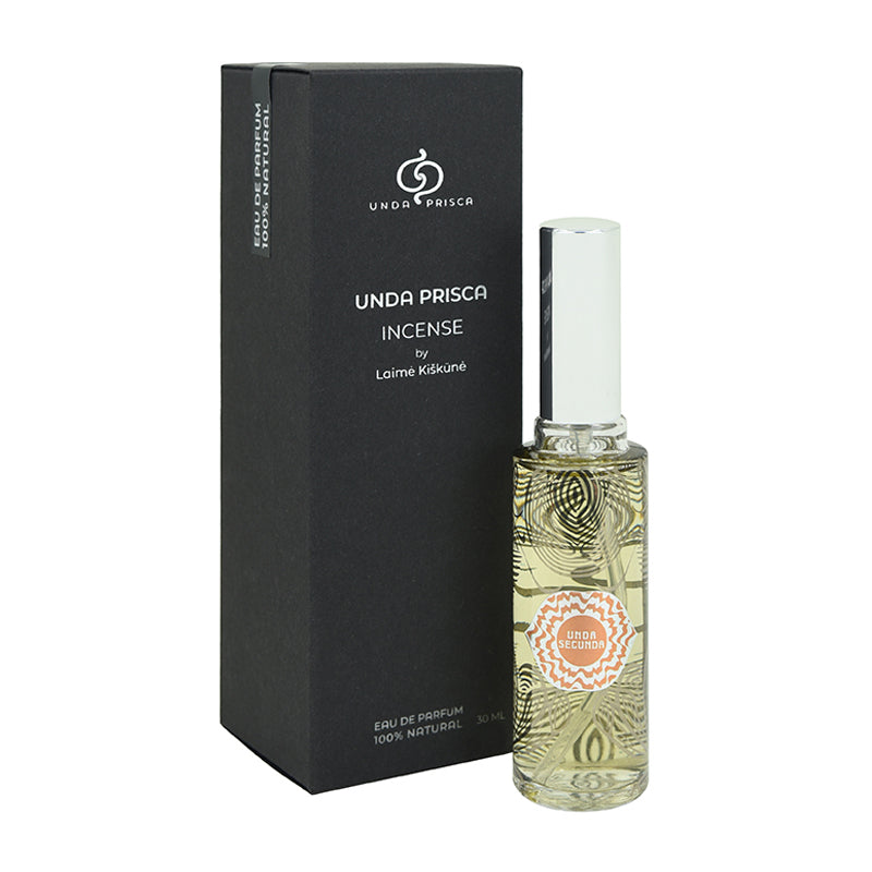 Šis kvapas - tai tarsi trisluoksnis smilkalas. 100% natūralūs, nišinės botaninės parfumerijos kvepalai, sukurti Unda Prisca parfumerės, kvapų tyrinėtojos ir menininkės Laimės Kiškūnės.
