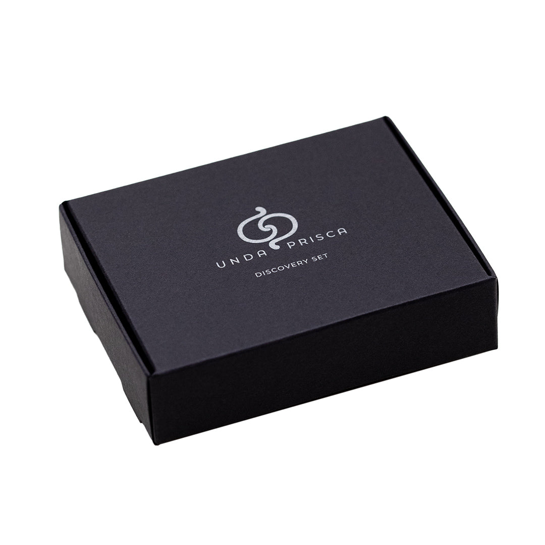 100% natūralių, nišinės botaninės parfumerijos kvepalų rinkinys. Sukurta Unda Prisca parfumerės, kvapų tyrinėtojos ir menininkės Laimės Kiškūnės.