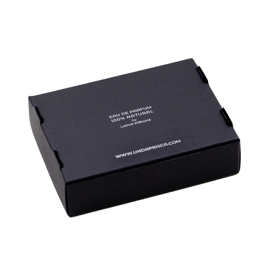 100% natūralių, nišinės botaninės parfumerijos kvepalų rinkinys. Sukurta Unda Prisca parfumerės, kvapų tyrinėtojos ir menininkės Laimės Kiškūnės.